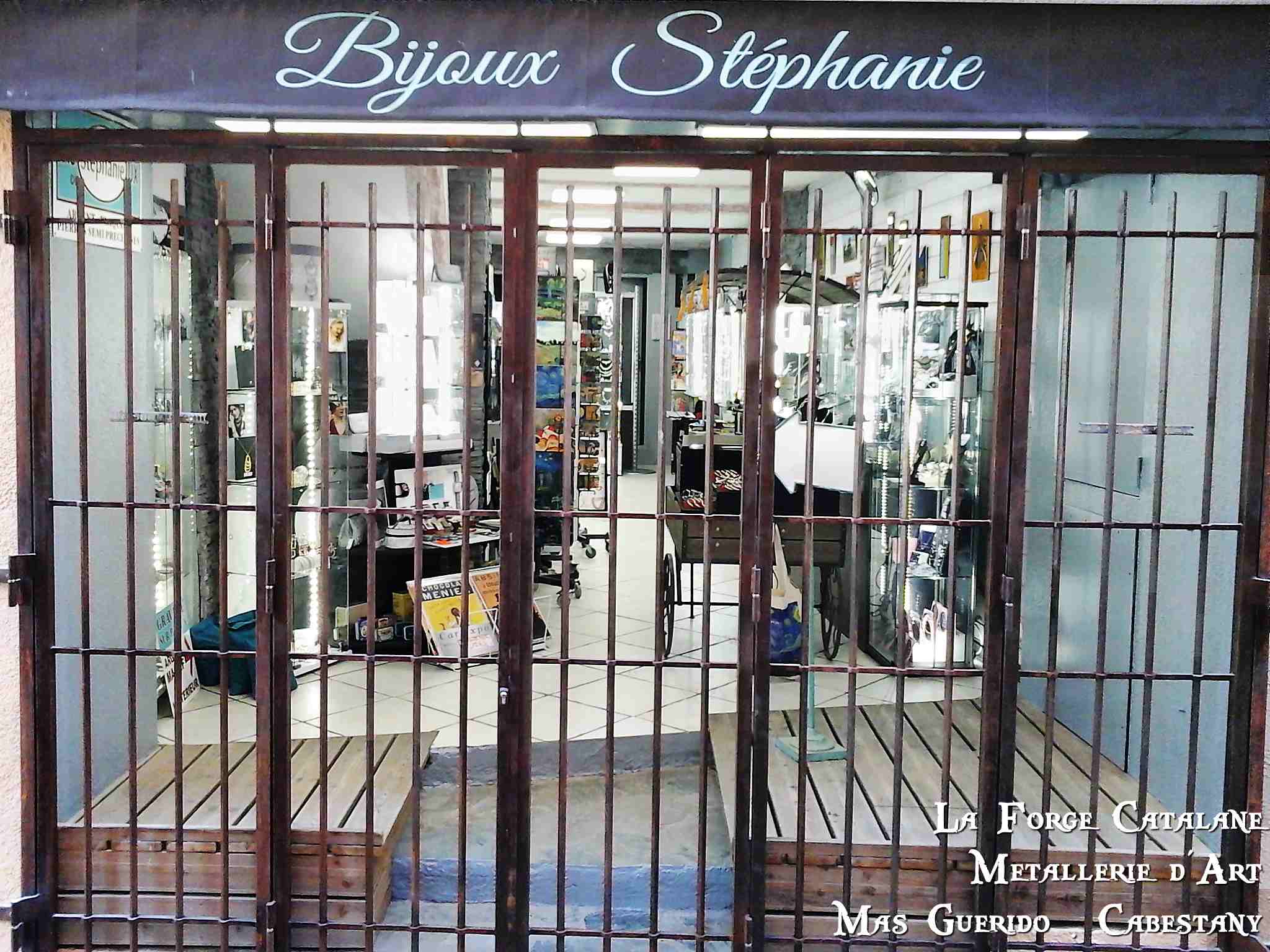 grille articulee 5 vantaux collioure trous renfles serrure 3 points forge catalane 2.jpg